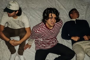 Strings And Heart - The Plastic Wine Tour
